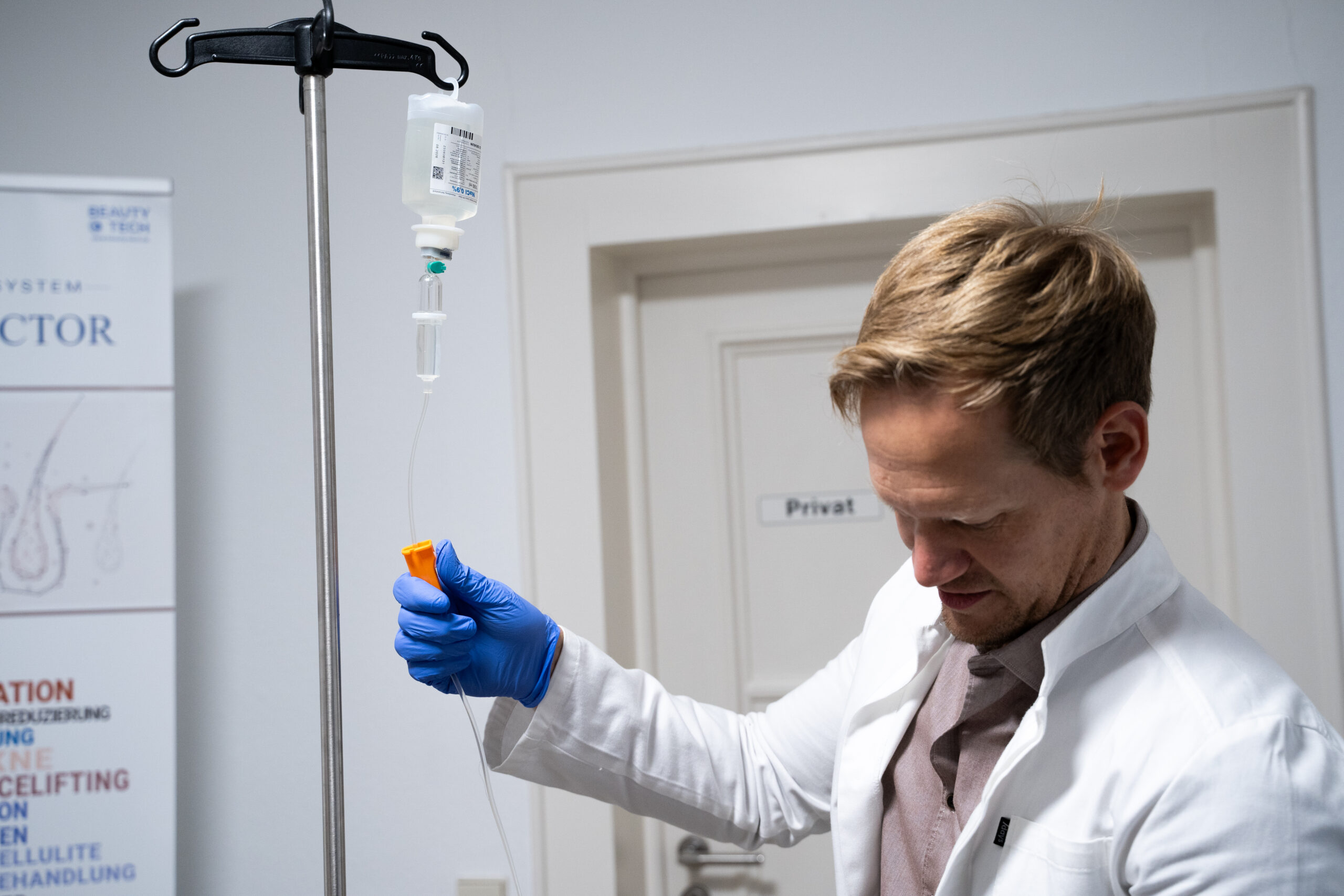 Arzt bereitet Infusion vor