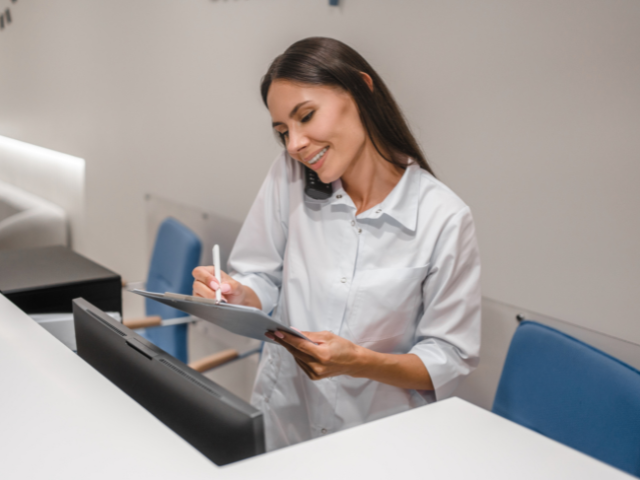 Design ohne Titel (2) Mitarbeiterin am Frontdesk