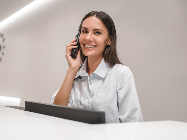 Design ohne Titel (3) Mitarbeiterin am Frontdesk