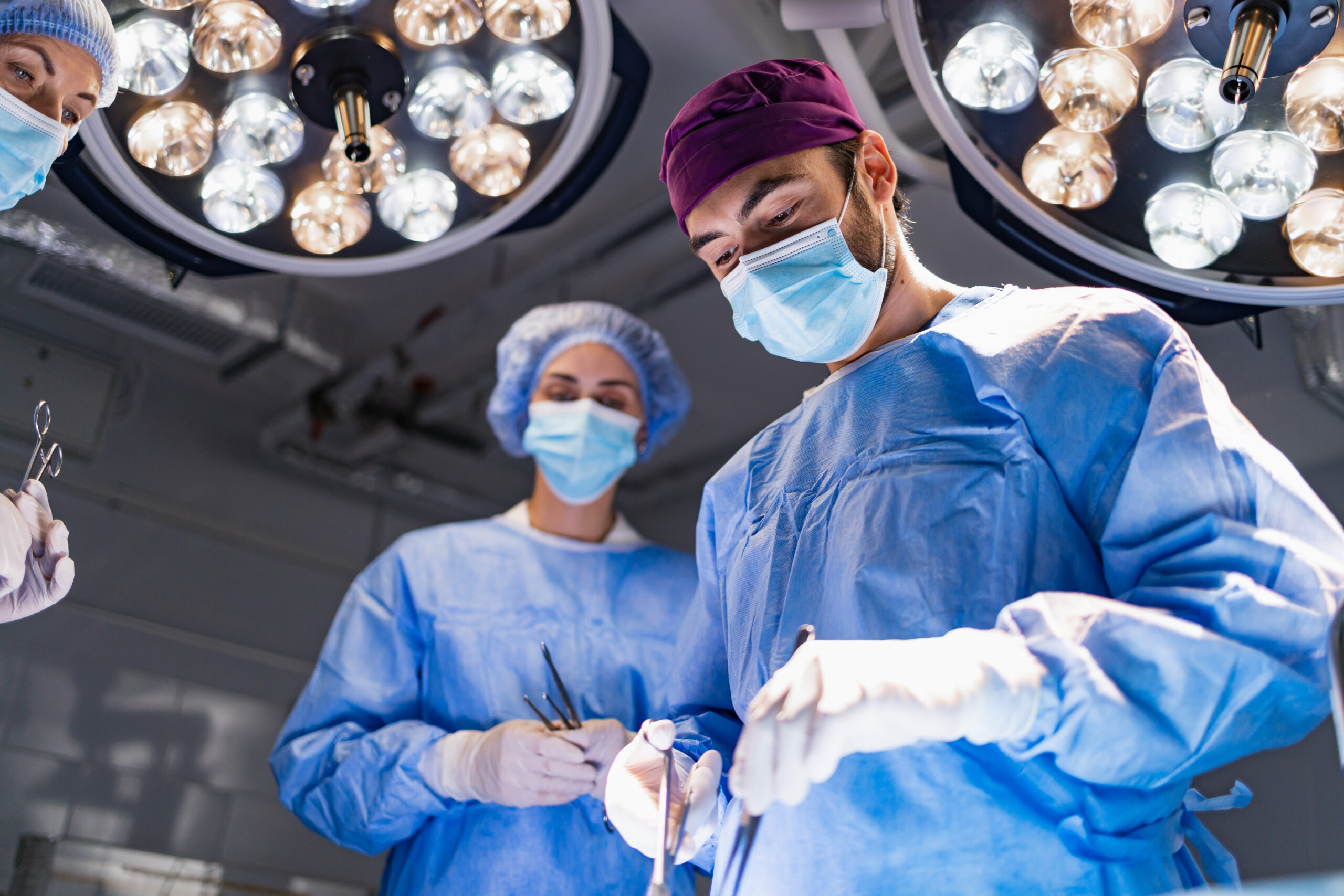 Surgeons in Operating Room Kinnkorrektur